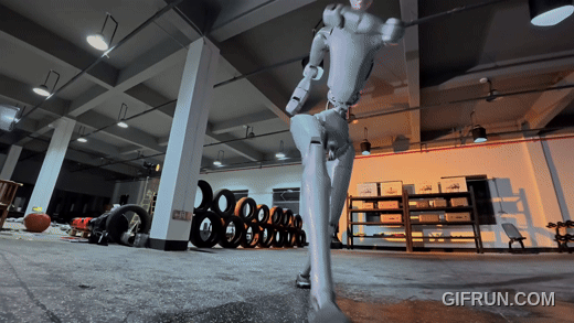 지난 4일 유튜브로 공개된 중국 로봇 스타트업 유니트리의 인간형 로봇 H2가 공중 회전 발차기로 수박을 격파하는 장면./사진=유니트리 유튜브 영상 갈무리