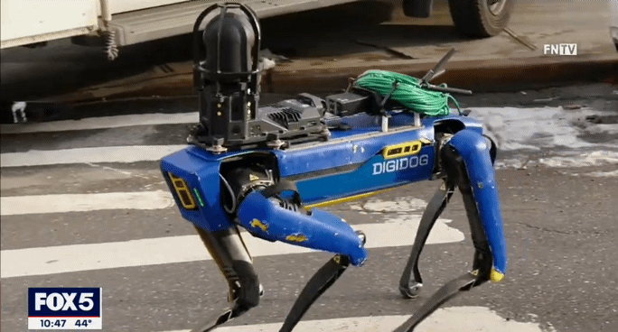  NYPD(뉴욕 경찰국)이 사족보행 로봇을 활용 중인 모습. /사진=FOX5 뉴스 갈무리. 