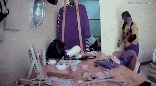 태국의 한 리조트 직원이 투숙객 물건을 몰래 사용하는 장면이 포착됐다. /사진=틱톡 영상