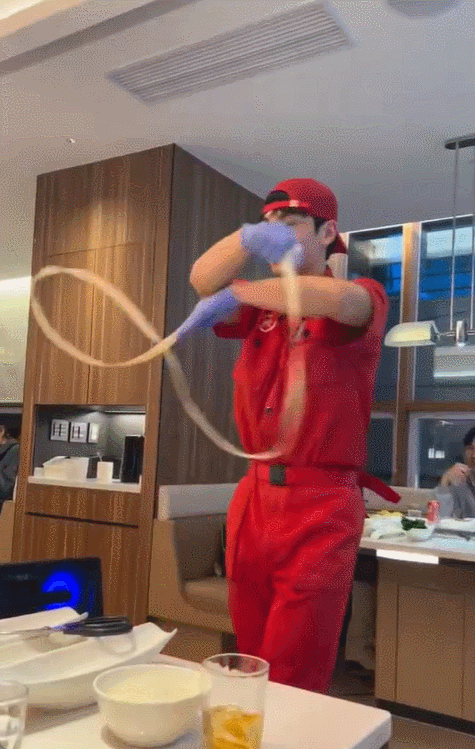 대구 하이디라오 직원이 차은우 닮은 외모로 화제가 되고 있다. /영상=X 갈무리 