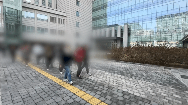 캄보디아에서 노쇼 사기 범행을 저지른 일당이 법정으로 향하는 모습./사진제공=서울동부지검 보이스피싱 합동수사단(합수단).