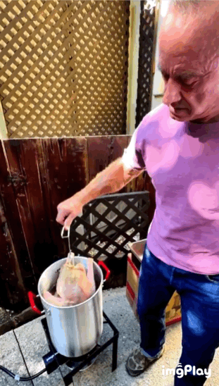 2024년 로버트 케네디 주니어가 우지에 칠면조를 튀기는 장면/사진=인스타그램