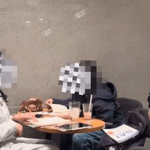 지난 16일 경기 수원 한 카페에서 불특정 여성들을 상대로 강제추행을 벌이고 있는 30대 남성 A씨 범행 모습. /사진=온라인 커뮤니티