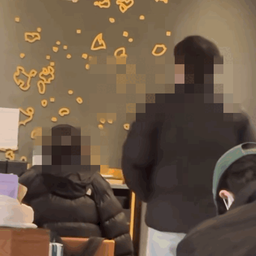 지난 16일 경기 수원 한 카페에서 불특정 여성들을 상대로 강제추행을 벌이고 있는 30대 남성 A씨 범행 모습. /사진=온라인 커뮤니티