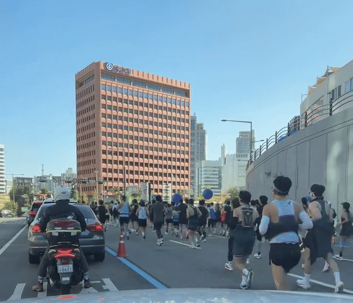 지난해 11월 2일 오전 서울 서대문구 충정로 인근에서 도로를 통제하고 마라톤 대회가 열리고 있다. /영상=독자제공