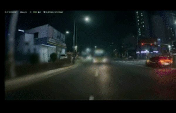 횡단보도 건너는 보행자를 기다리며 정차한 승용차를 상대로 시내버스 기사가 보복 운전하는 모습이 공개됐다./영상=인스타그램 'bobaedream'