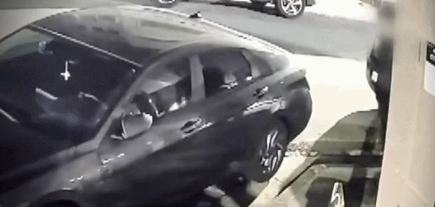 특정 차량에만 침을 뱉고 떠나는 남성의 모습이 포착됐다./영상=JTBC '사건반장'