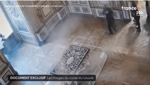 지난해 10월 프랑스 루브르 박물관 도난 사건 당시, 갤러리에 침입한 절도범을 본 현장 경비요원들이 도망가는 모습이 담긴 CC(폐쇄회로)TV 영상이 공개됐다./사진=프랑스 텔레비지옹