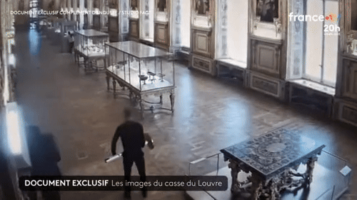 지난해 10월 프랑스 루브르 박물관 도난 사건 당시 현장 경비요원들이 절도범들을 제압하지 못하고 머뭇거리는 모습이 담긴 CC(폐쇄회로)TV 영상이 공개됐다./사진=프랑스 텔레비지옹 