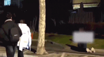 추운 밤 딸에게 무릎 꿇고 아파트 단지를 기어다니도록 강요한 중국 엄마가 아동 학대 혐의로 고발 당했다. /사진=중국 신경보(新京報)