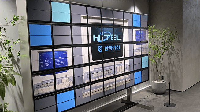 온마루에 전시된 플랫 디스플레이. '변화 속에서도 연결의 가치는 계속된다'는 의미를 담았다./사진=이찬종 기자