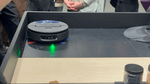 '스팟앤스크럽 AI 로봇청소기'의 작동 모습 /사진=김남이 기자