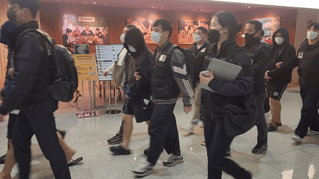 캄보디아에서 스캠(온라인 사기)를 벌이다 검거된 한국 국적 피의자 73명(남자 65명·여자 8명)이 23일 오전 10시56분쯤 국내로 송환되는 모습./사진=머니투데이 정진솔 기자