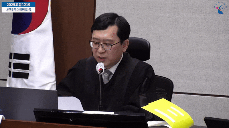 지난 21일 한덕수 전 국무총리 선고 공판에서 판결문을 읽던 중 잠시 말을 잇지 못하고 안경을 고쳐 쓰는 이진관 서울중앙지법 부장판사./사진=서울중앙지법