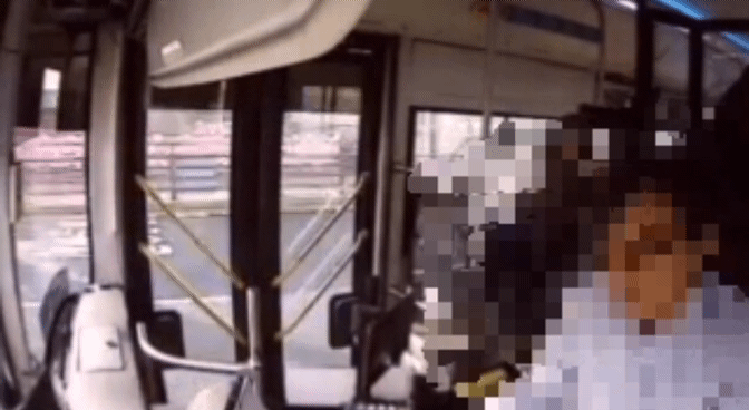 지난 16일 서대문역 인근에서 발생한 버스 돌진 사고 당시 블랙박스 영상. 운전기사 A씨가 수차례 페달이 있는 운전석 아래를 쳐다보는 모습이 담겼다. /영상=문성호 서울시의원실 제공.