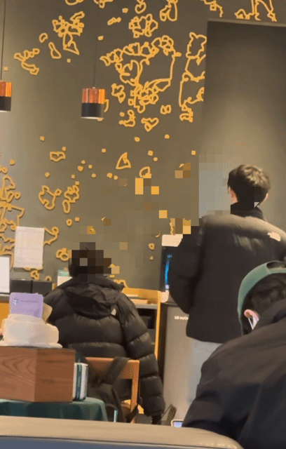 경기 수원시 광교신도시 한 상가에서 이틀 동안 여성 10여명을 추행한 30대 남성 A씨가 구속 상태로 검찰에 넘겨졌다. A씨 범행 장면. /사진=SNS 캡처 