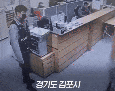 손주가 준 용돈 100만원을 길거리에서 잃어버린 80대 할머니가 경찰의 도움으로 현금을 되찾은 사연이 전해졌다./사진=유튜브 채널 '경기남부경찰' 영상