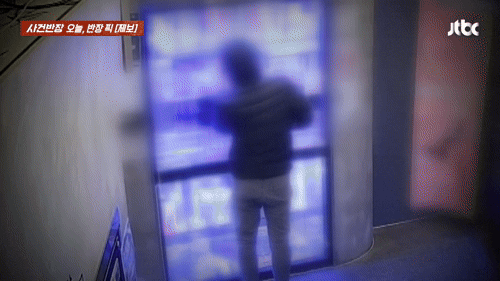 무인 성인용품 매장에서 대범하게 절도 행각을 벌인 남성의 영상이 공개됐다. /사진=JTBC '사건반장' 캡처 