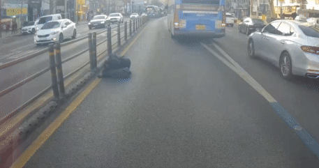 서울 종로구 한 버스전용도로 위에서 잠자고 있는 남성의 모습. /사진=온라인 커뮤니티 보배드림 캡처 