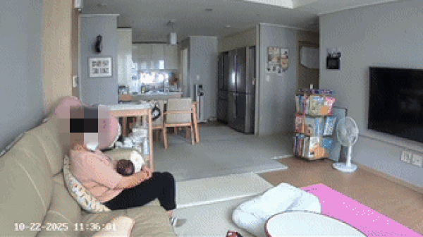 지난해 10월 대구에서 60대 산후도우미가 생후 한달 아기를 폭행하는 모습. /영상=온라인 커뮤니티 '보배드림' 갈무리 