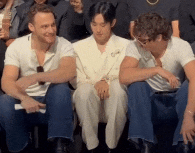 배우 정해인(38)이 지난 17일 이탈리아 밀라노에서 열린 패션 브랜드 '돌체앤가바나' 패션쇼에 참석한 가운데, 터키 배우 케렘 버신과 미국 가수 벤슨 분이 정해인을 가운데 두고 대화를 나누는 모습이 포착돼 인종차별 논란이 제기됐다. /사진=GQ 인스타그램