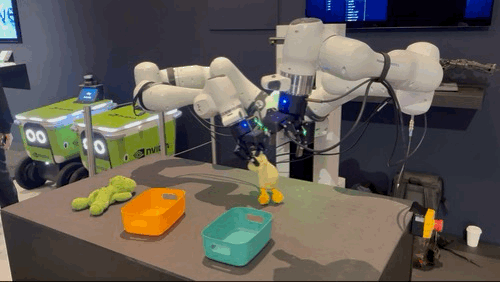 CES 2026에서 시범을 보이는 로봇의 모습. 인형을 제대로 집지 못하거나 엉뚱한 곳에 놓는 모습을 보인다. /사진=김남이 기자