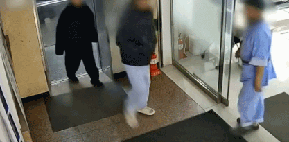 재활 치료를 받던 환자가 병원에서 쳐다봤다는 이유로 폭행당하는 모습이 공개됐다./영상=JTBC '사건반장'