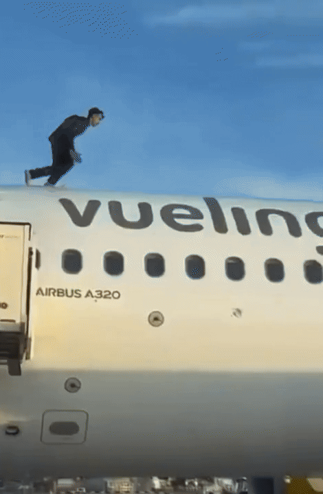 스페인 발렌시아 마니세스 공항에서 한 남성이 여객기 위에 올라가 춤추며 난동을 부린 탓에 항공편이 2시간 넘게 지연되는 사건이 발생했다. /사진=뉴시스(엑스 캡처)