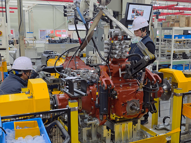 대동기어 2공장에서 조립된 트랙터 미션의 모터링 검사를 실시하고 있다. 조립된 미션이 완벽히 구동되는지 검증하는 공정으로 최대 2600rpm(분당회전수)까지 회전시켜 성능을 종합적으로 검사한다. /영상=이병권 기자