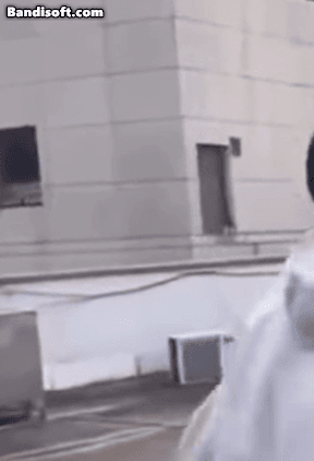 지난 8일 인스타그램에는 경기도 용인시 한 학교에서 촬영된 것으로 알려진 영상이 올라왔다.   영상을 보면 한 학생은 동급생으로 보이는 피해 학생의 얼굴을 5대 가격했다. 피해 학생이 "하지 말라"고 사정했지만, 폭행을 멈추지 않았다. 영상은 피해학생의 얼굴만 일부 잘라낸 편집본. /사진=인스타그램 캡처