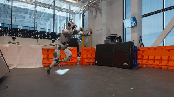 현대차그룹 로봇 계열사 보스턴다이나믹스의 휴머노이드 로봇 아틀라스가 엎돌기와 백 텀블링을 연속으로 시연하는 모습.(현대차그룹 제공) /사진=뉴스1