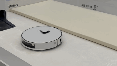 삼성전자의 2026년형 '비스포크 AI 스팀' 로봇청소기가 장애물을 넘는 모습 /사진=김남이 기자