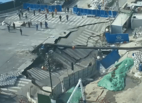 지난 12일 중국 상하이의 한 지하철역 근처 공사 현장에서 대형 싱크홀이 발생했다. /영상=X(엑스)