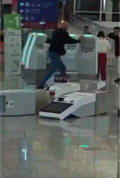 홍콩 국제공항 출국장에서 한 남성이 키오스크를 파손하며 난동 부리는 모습. /사진=엑스 갈무리