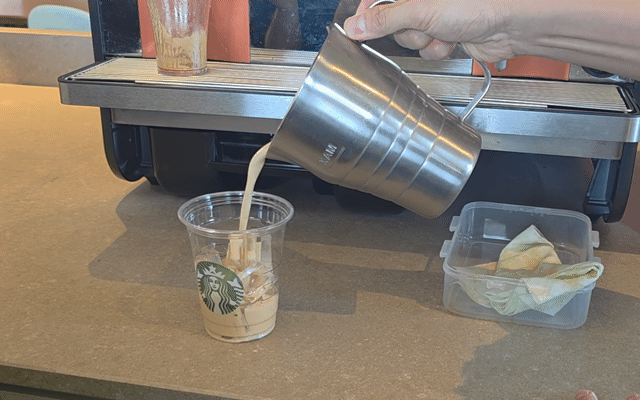 스팀피처에서 에어레이팅을 마친 에스프레소를 컵에 따라 담는 순간 거품이 위로 부풀어 오른다. 얼핏 생맥주가 연상되지만 명백한 '아이스 커피'다. /영상=이병권 기자