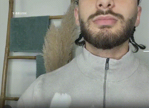 프랑스 스타트업 와이 브러시 제품으로 칫솔질을 하는 모습. 칫솔을 입으로 살짝 문 상태에서 전원을 켜고 턱을 부드럽게 움직이면서 칫솔을 돌리는 방법을 추천한다. 와이 브러시 양치질은 윗니, 아랫니 한 번씩 따로 해야 한다./사진=와이 브러시 홈페이지 갈무리  