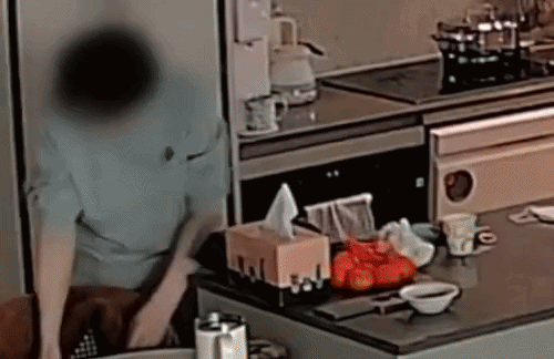 산후 도우미가 집 안에서 몰래 흡연한 뒤 손도 씻지 않고 신생아를 돌본 것이 들통나 아동 학대로 고발 당하는 사건이 발생했다./사진=JTBC '사건반장' 방송 화면 