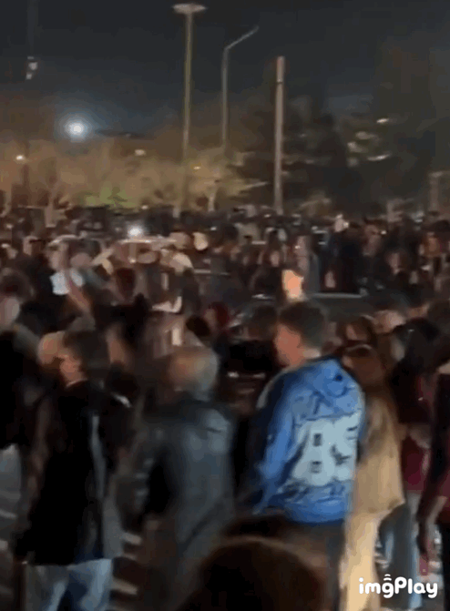 이란 시민들이 거리로 나와 아야톨라 알리 하메네이의 죽음을 축하하고 있다./사진=X