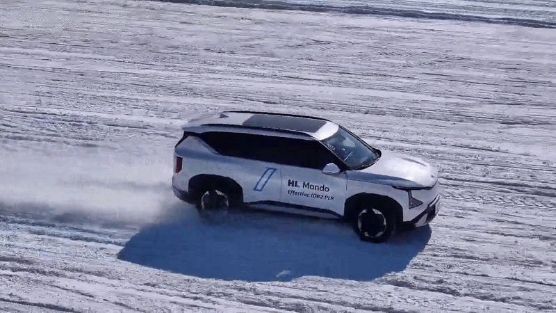 테스트 차량이 HL만도 헤이허 트랙의 눈길 위를 질주하고 있다/영상=HL만도