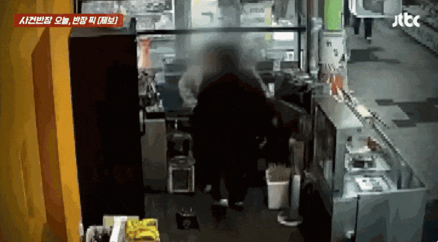 환불받은 닭꼬치를 사장이 돌려주지 않고 폐기하자 난동을 피운 남녀 일행의 사연이 전해졌다. /사진=JTBC '사건반장'