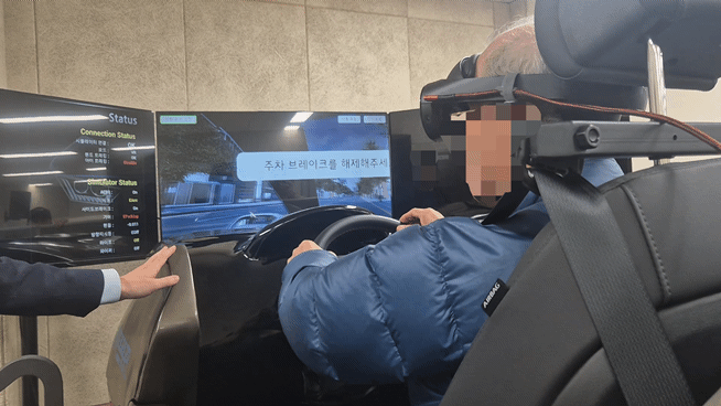 4일 오전 서울 강서구 한국도로교통공단 강서운전면허시험장에서 VR 진단에 참여한 이동식씨(84) 모습. /영상=박진호 기자.