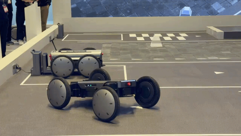 현대자동차그룹이 개발한 로봇 플랫폼 모베드(MobED)의 양산형 모델이 4일 서울 강남구 코엑스에서 열린 '2026 스마트공장·자동화산업전(AW 2026)'에 마련된 현대차 로보틱스랩 부스에서 시연하는 모습/사진= 임찬영 기자