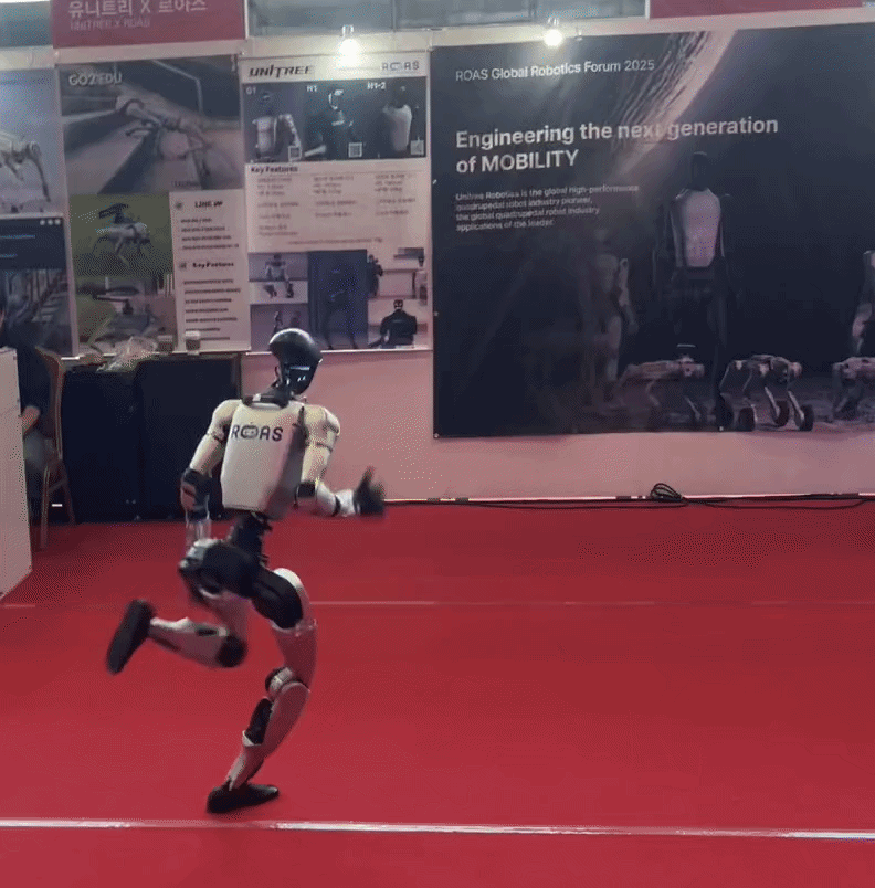 4일 오후 1시 서울 강남구 코엑스에서 열린 '2026 스마트공장·자동화산업전(AW 2026)'의 부대행사인 'AW 써밋-차이나 휴머노이드 컨퍼런스(차이나 컨퍼런스)'에서 중국 유니트리의 휴머노이드 로봇 'G1'이 취권 동작 형태의 춤을 추는 모습/사진= 이정우 기자