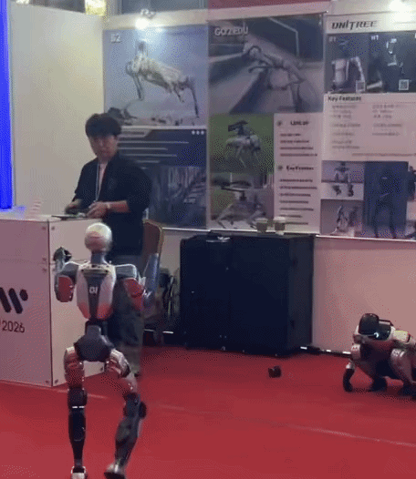 4일 서울 강남구 코엑스에서 열린 '2026 스마트공장·자동화산업전(AW 2026)'의 부대행사인 'AW 써밋-차이나 휴머노이드 컨퍼런스(차이나 컨퍼런스)'에 참가한 중국 휴머노이드 로봇 업체 유니트리의 휴머노이드 로봇 'G1'이 팔이 빠진 모습. 이후 직원이 팔을 테이프로 붙여 동작을 다시 시연했다./사진= 이정우 기