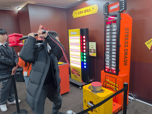 휘문고 고1 한 학생이 망치 오락기계를 내려치는 '스매쉬' 체험으로 스트레스를 해소하고 있는 모습. /영상=이병권 기자 