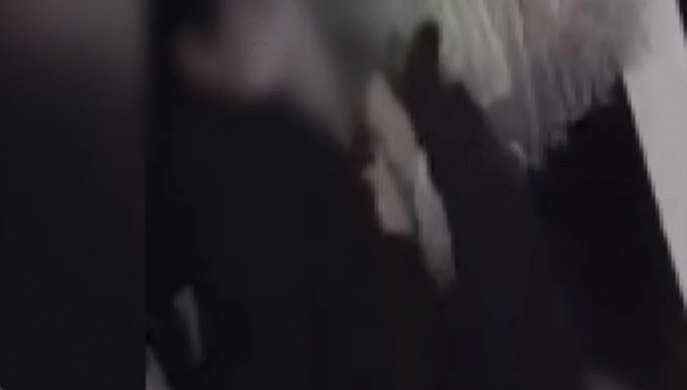 서울 동대문 한 의류 매장에서 옷을 훔쳐 달아나는 여성 모습이 공개됐다./영상=JTBC '사건반장'