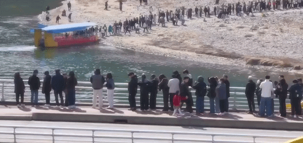 영월 청령포에 들어가기 위해 대기하는 인파. / 영상제공 = 영월 축제 SNS(사회관계망서비스) 계정