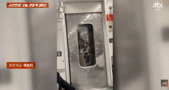 한 남성이 서울지하철 6호선 전동차 통로에서 전자 담배를 피우고 있다. /사진=JTBC 사건반장 갈무리