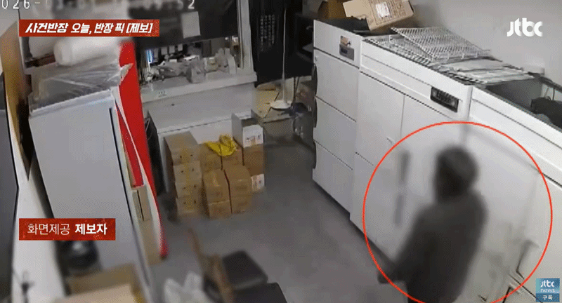 배달기사인 척 식당에 들어와 음식을 가져가는 남성 때문에 고민이라는 자영업자의 사연이 전해졌다. /사진=JTBC '사건반장' 캡처