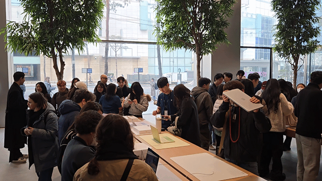11일 애플 명동에서 방문자들이 '맥북 네오' 등 신제품을 확인하고 있다./영상=이찬종 기자